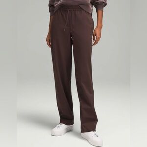 Straight Leg Mid Rise Pant Luxtreme - size S